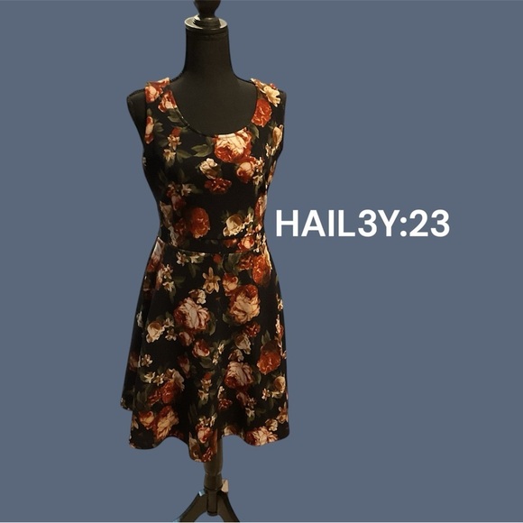 NAVY WITH FLORAL PATTERN WOMENS SIZE SMALL SLEEVELESS DRESS GENTLY WORN - Picture 1 of 3